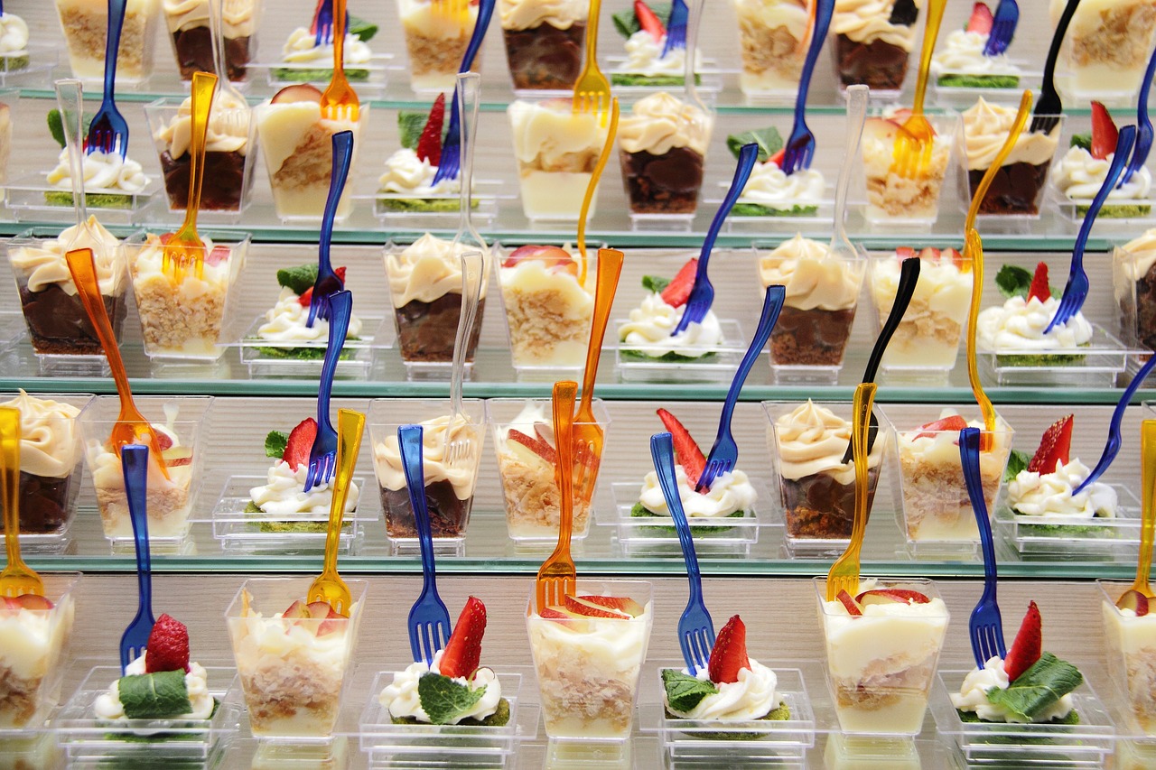 Jak zorganizować catering na dużą imprezę masową?