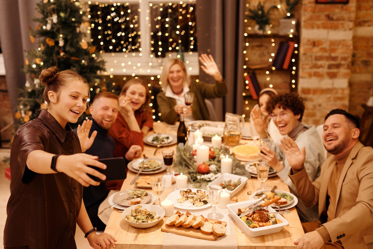 Pomysły na sylwestrowe przekąski, dania główne i desery w cateringu