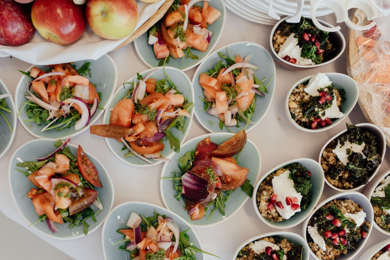 10 unikalnych pomysłów na menu w cateringu firmowym