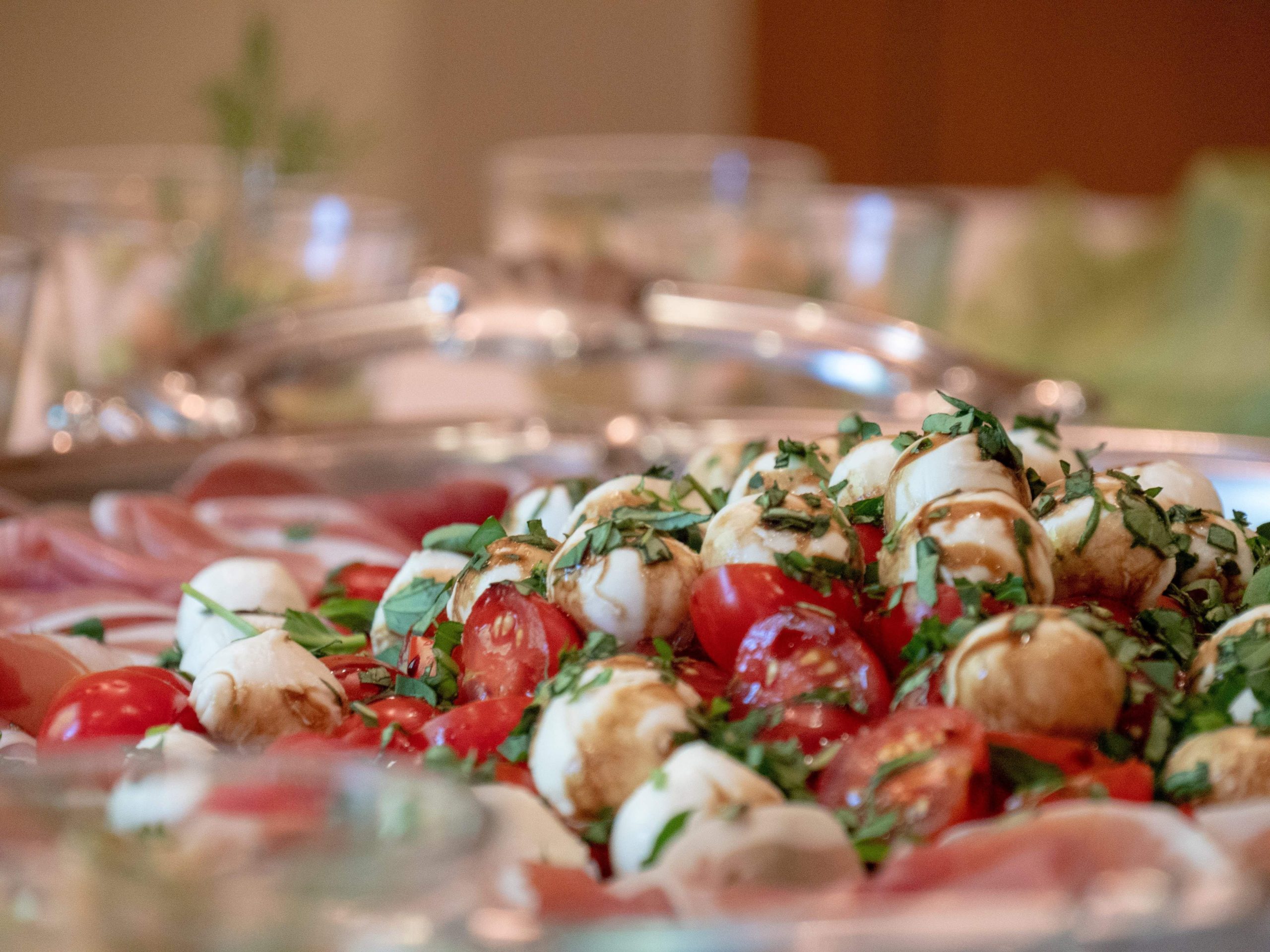 Jak wygląda proces dostawy i serwowania posiłków w cateringu?