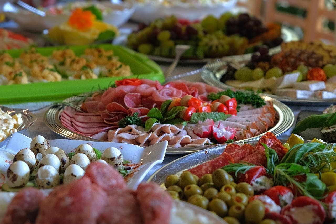 Licencje i kwalifikacje w cateringu: Co musisz wiedzieć przed wyborem firmy?