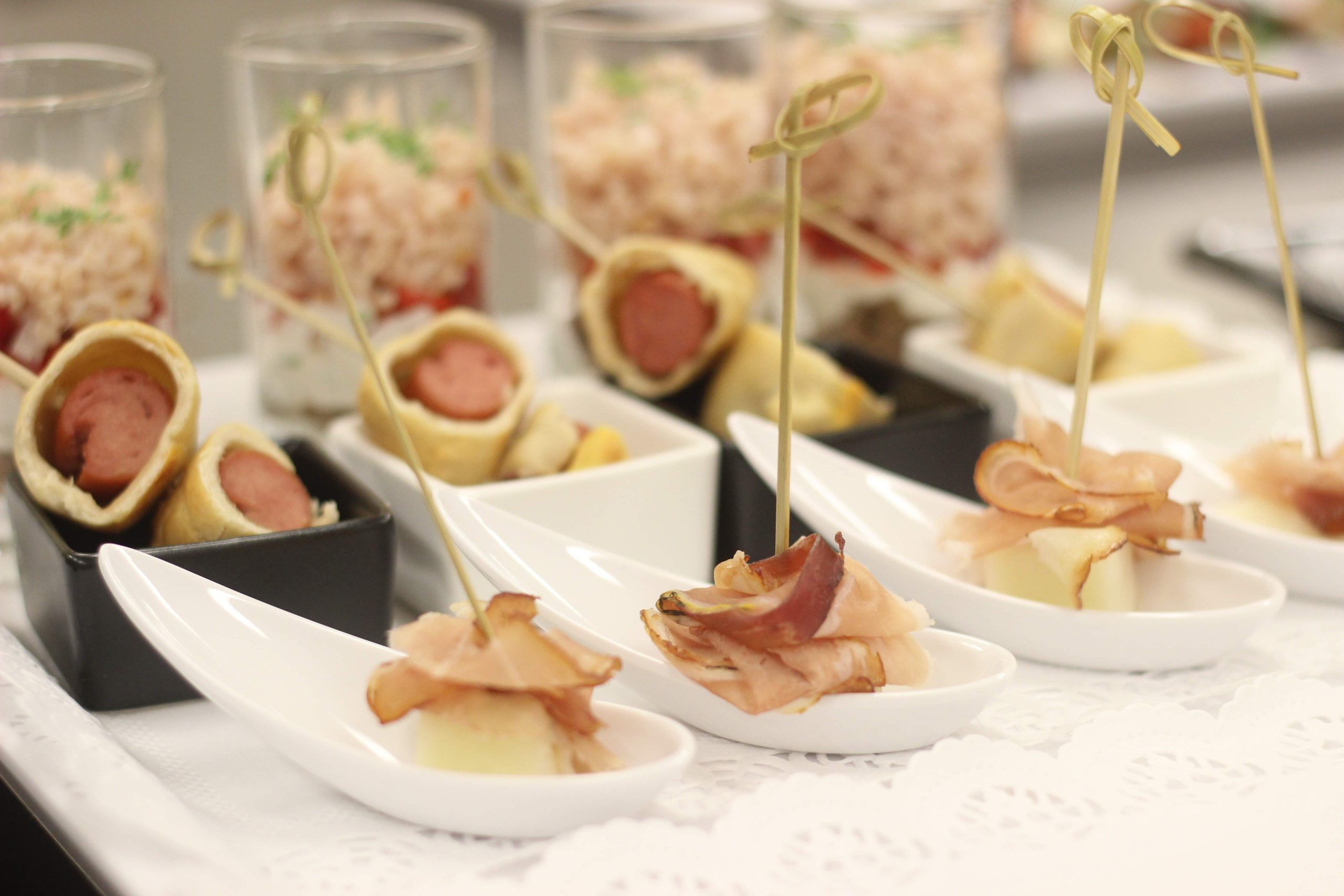 Naczynia i sztućce w cateringu: Czy warto je wypożyczać?